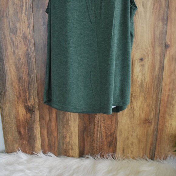 Emery Rose Plus Size Cut Out V Neck Tank Blouse Green 3XL - Picture 3 of 7